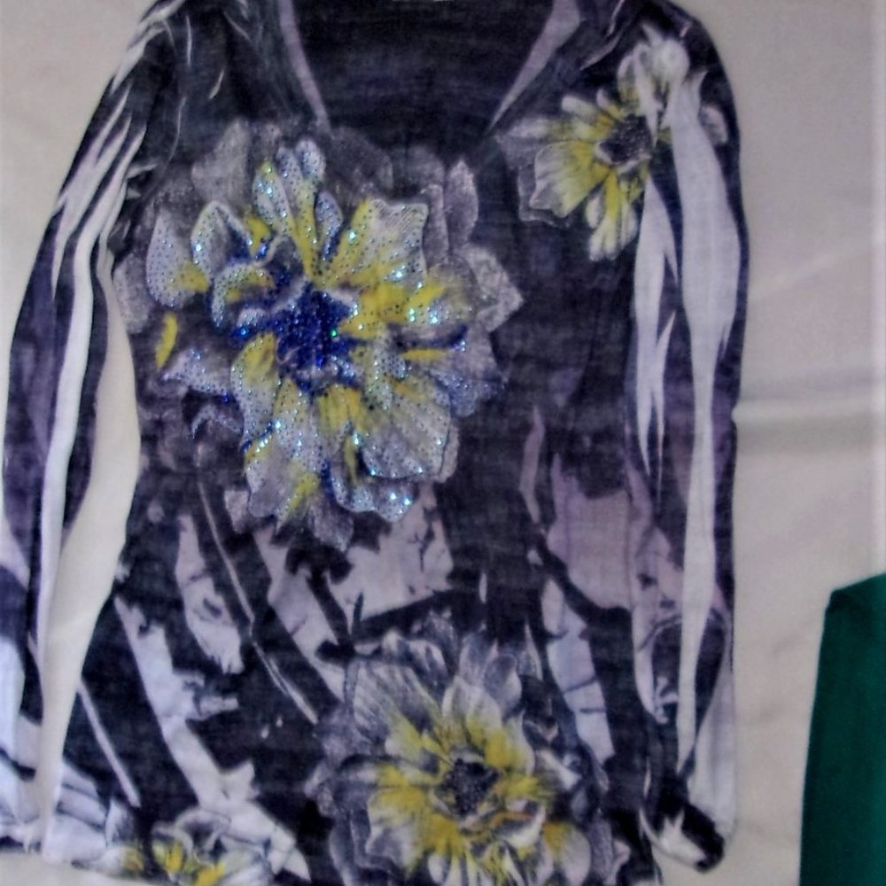 cache size medium womens tee shirt long sleeved gray flower bling floral gray